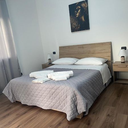 Juliet N - Rental Rooms เวโรนา ภายนอก รูปภาพ