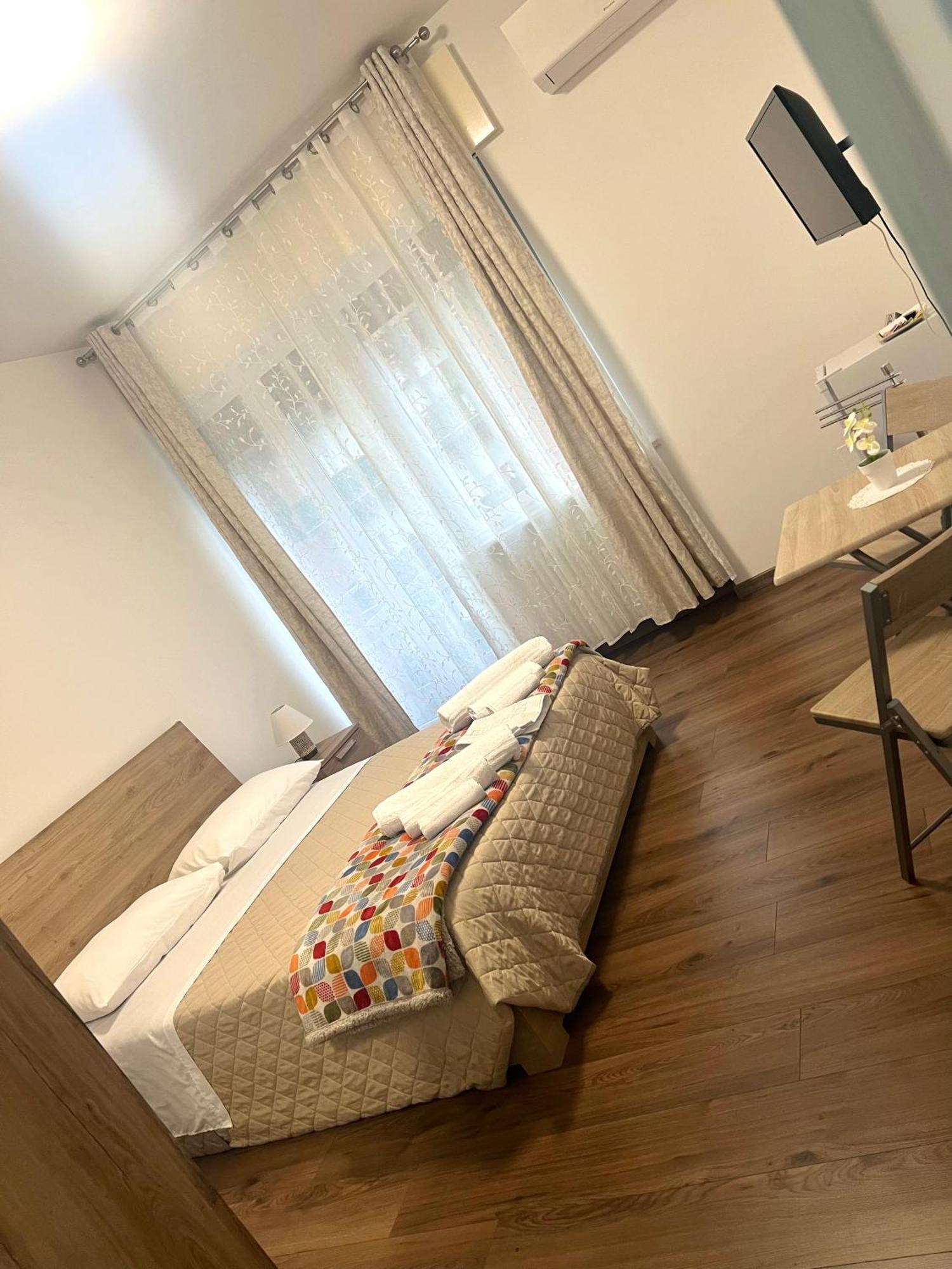 Juliet N - Rental Rooms เวโรนา ภายนอก รูปภาพ