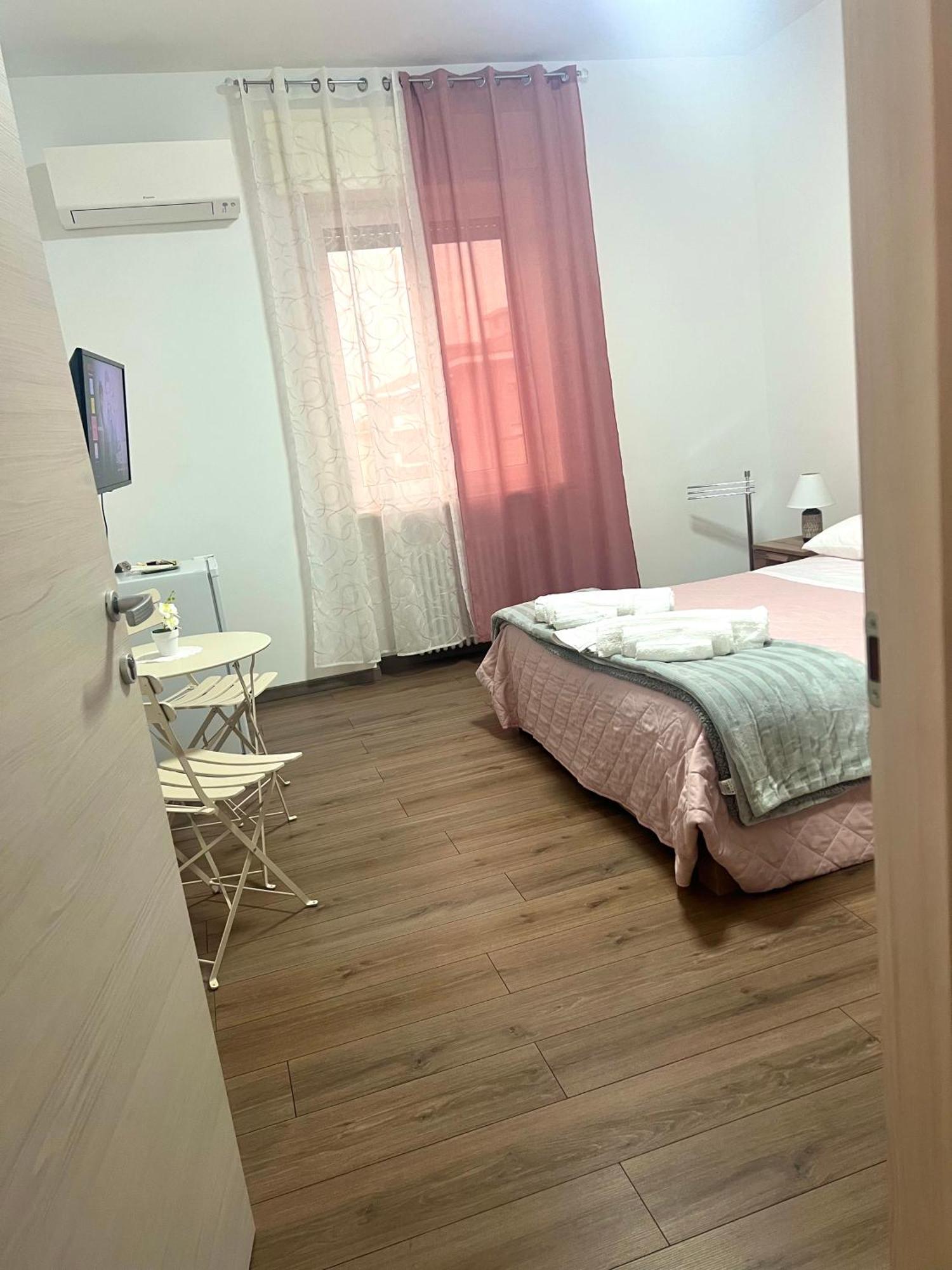 Juliet N - Rental Rooms เวโรนา ภายนอก รูปภาพ